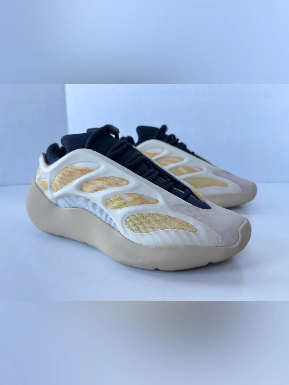 Yeezy adidas 700